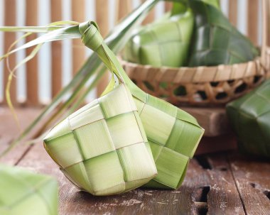 Tahta arka planda Tayland usulü pirinç köftesi.