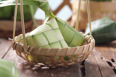 Taze yapraklı bambu sepeti.