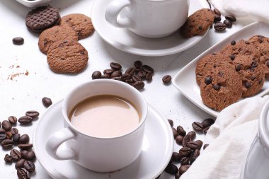 Kurabiyeli, çikolatalı ve sütlü kahve fincanı..