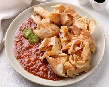 Asya mutfağı, kızarmış tavuk, tofu ve sebzeli pilav.