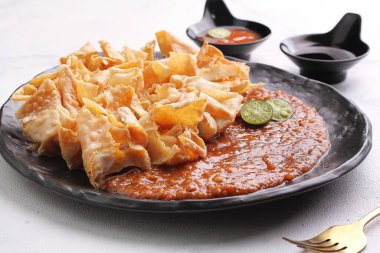 Soslu ve sebzeli kızarmış tavuk.