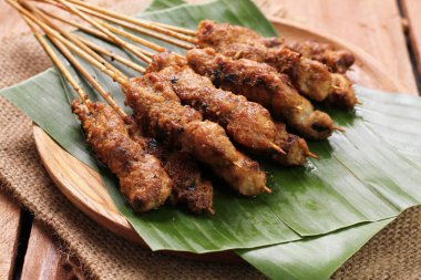 Izgara tavuk kanadı salata yapraklarıyla lezzetlidir.