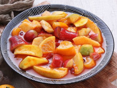 Taze meyve ve sebze salatası.