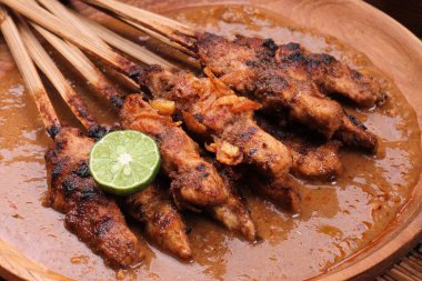 Izgara tavuk ve lezzetli soslu yapışkan pirinç.