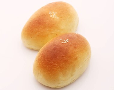 beyaz zemin üzerine taze çörek