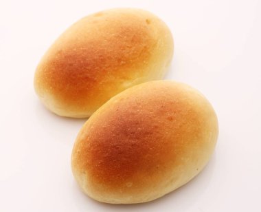 Beyaz arkaplanı olan çörekler