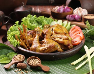 Sebze ve soslu kızarmış tavuk.