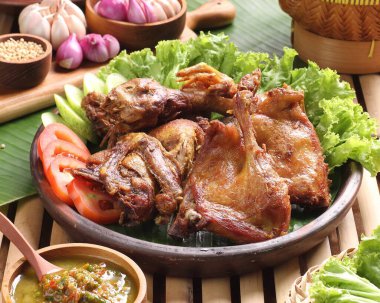 Kızarmış tavuk, pilav ve Tayland yemeği.