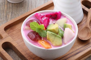 Sütlü taze meyve tatlısı