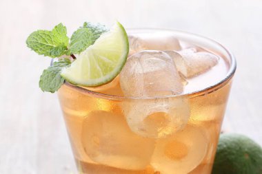 Nane ve limonlu ferahlatıcı yaz içeceği