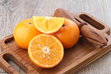 Portakal bir ahşap tahta üzerine dilimlenmiş