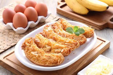 Tahta arka planda peynirli fırında patates ve pastırma.