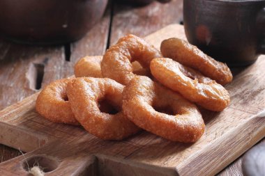 Kavanozda kızarmış domuz sosisi