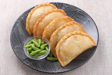 Ev yapımı Hint samosor 'u ya da siyah tabaklı samosa. en üstteki görünüm