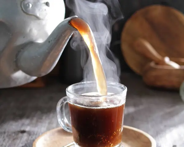 Tahta Masada Fincanda Sıcak Kahve — Stok fotoğraf
