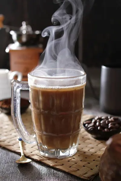 Café Latte Com Grãos Café — Fotografia de Stock