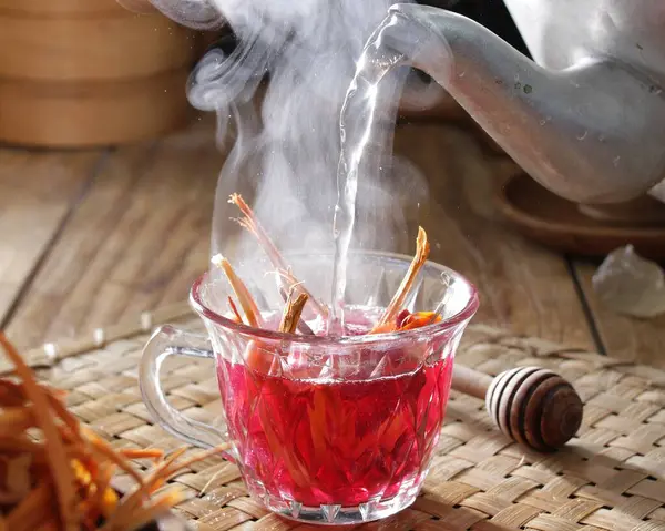 Filiżanka Herbaty Cytryną Paluszkami Cynamonowymi Stole — Zdjęcie stockowe