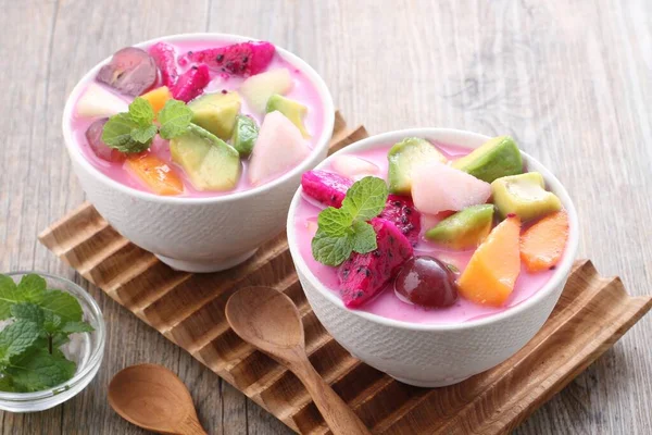 ahşap arka planda meyve Smoothie
