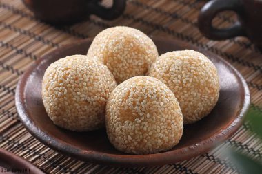 Susamlı hindistan cevizi topları.