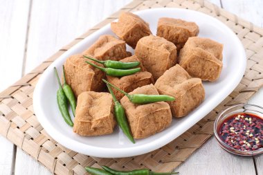 Soya soslu bir sürü tofu..