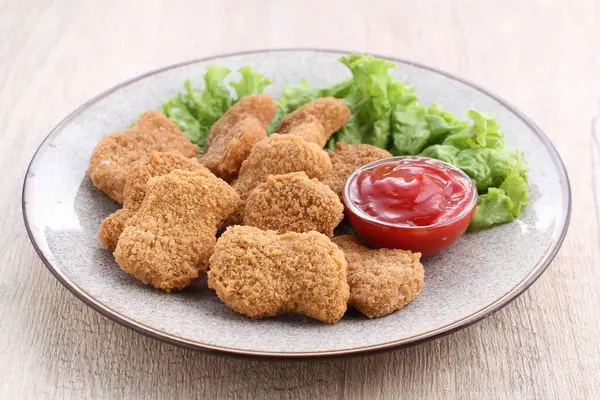 Ketçaplı tavuk nugget.