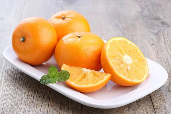 Свежие Спелые Апельсины Листьями — стоковое фото