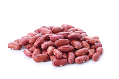 Beyaz arkaplanda kırmızı fasulye yığını