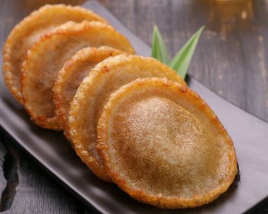 Üç tane kızarmış hamur işi ile birlikte bir tabak yemek.