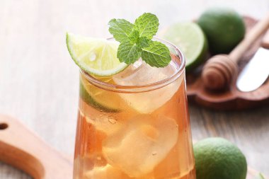 Limonlu ve naneli bir bardak buzlu çay.