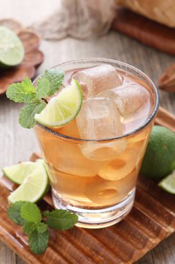 Limonlu ve naneli bir bardak buzlu çay.
