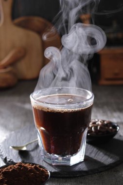 İçinden buhar çıkan bir fincan kahve.