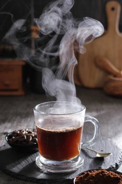 İçinden buhar çıkan bir fincan kahve.