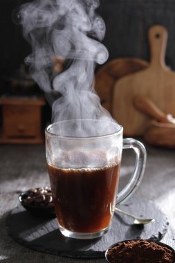 İçinden buhar çıkan bir fincan kahve.