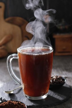 İçinden buhar çıkan bir fincan sıcak çay.