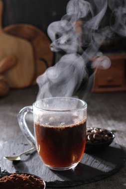 İçinden buhar çıkan bir fincan kahve.