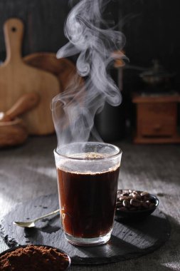 İçinden buhar çıkan bir fincan kahve.