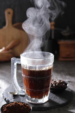 İçinden buhar çıkan bir fincan kahve.