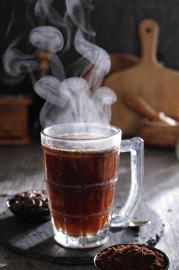 İçinden buhar çıkan bir fincan kahve.