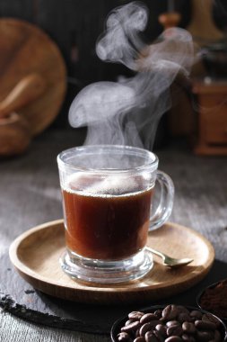 İçinden buhar çıkan bir fincan kahve.