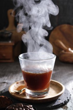 İçinden buhar çıkan bir fincan kahve.