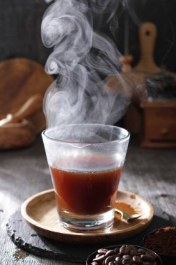 İçinden buhar çıkan bir fincan kahve.