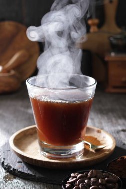İçinden buhar çıkan bir fincan kahve.