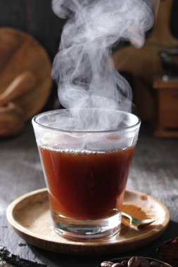 İçinden buhar çıkan bir fincan sıcak çay.