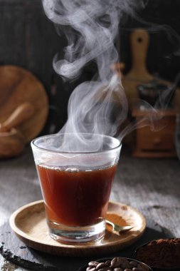 İçinden buhar çıkan bir fincan kahve.