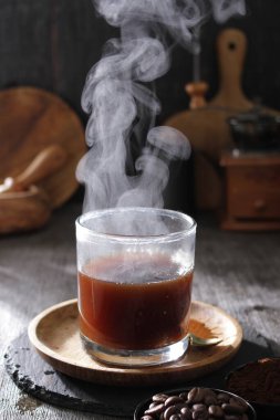 İçinden buhar çıkan bir fincan kahve.