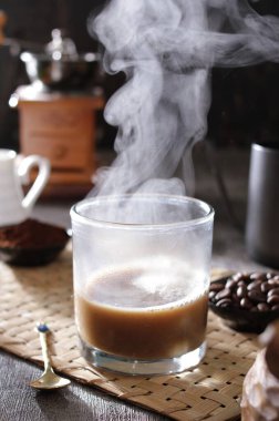 İçinden buhar çıkan bir fincan kahve.
