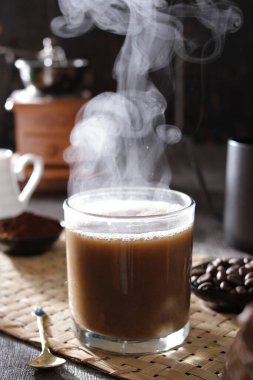 İçinden buhar çıkan bir fincan kahve.