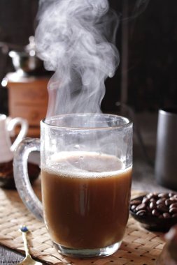 İçinden buhar çıkan bir fincan kahve.