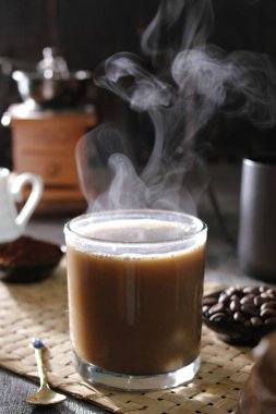 İçinden buhar çıkan bir fincan kahve.