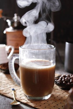 İçinden buhar çıkan bir fincan kahve.